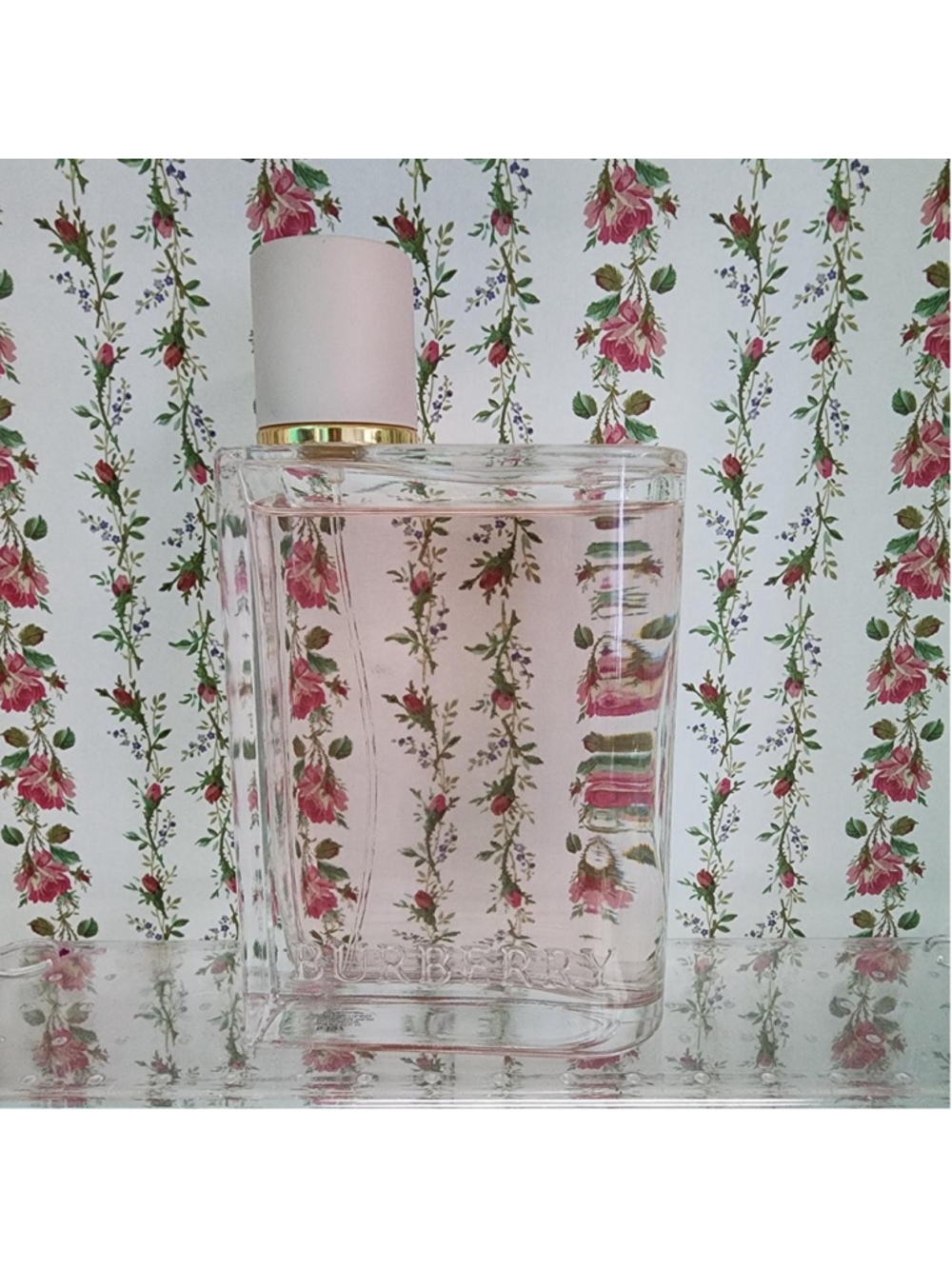 Burberry Eau de Parfum Floral
Pink floral design with green stems and leaves
#pe